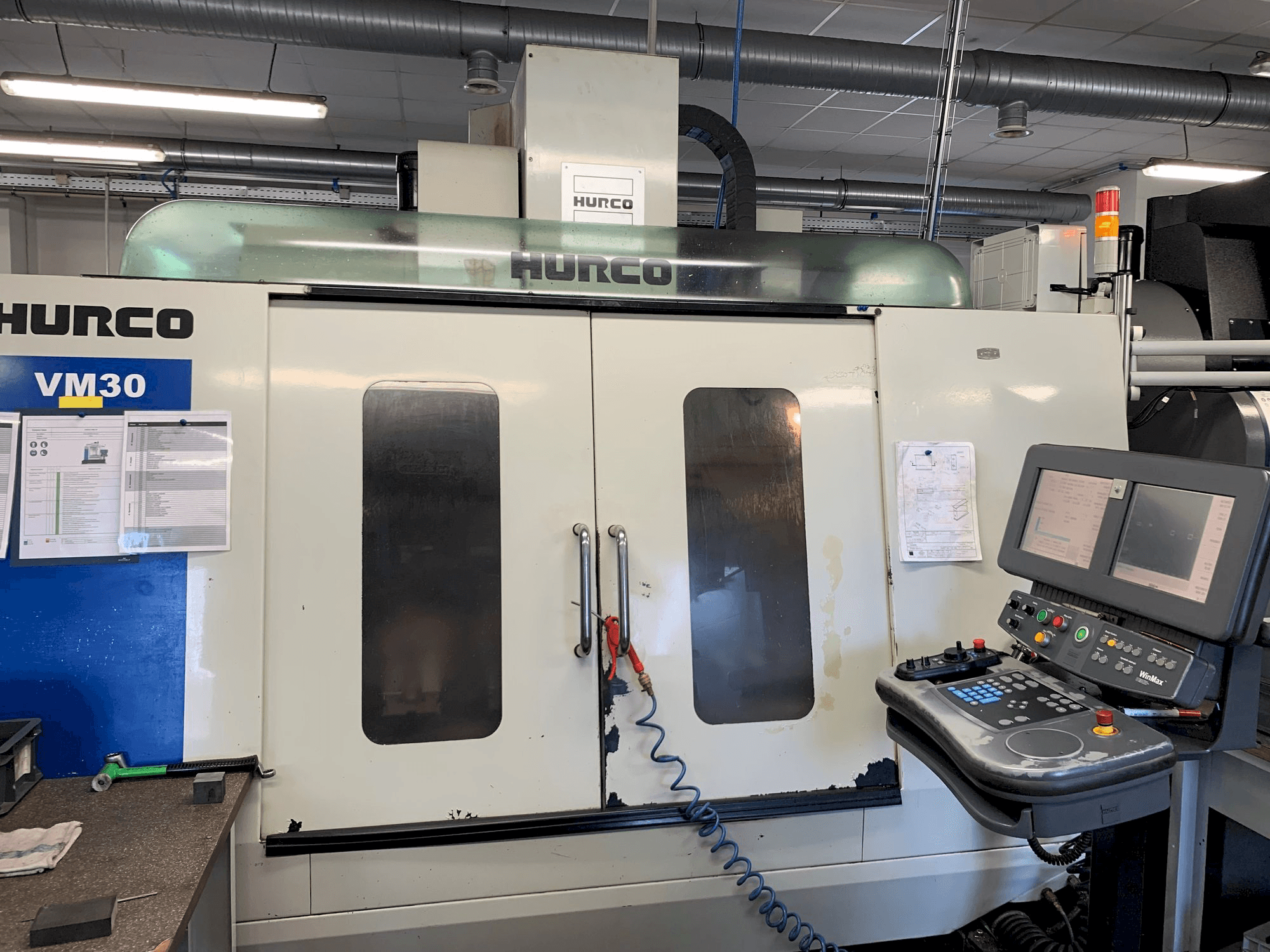 Vista frontale della macchina Hurco VM30