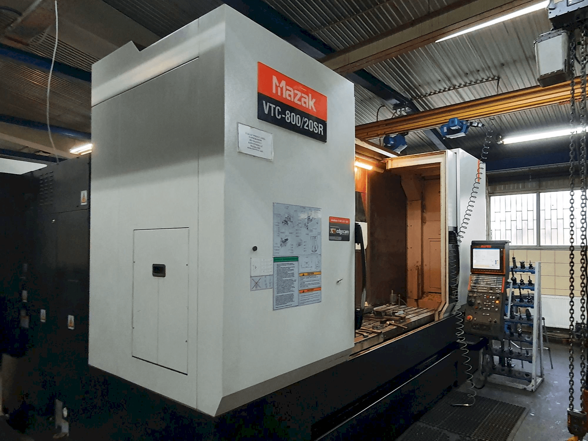 Vista frontale della macchina Mazak VTC-800/20SR