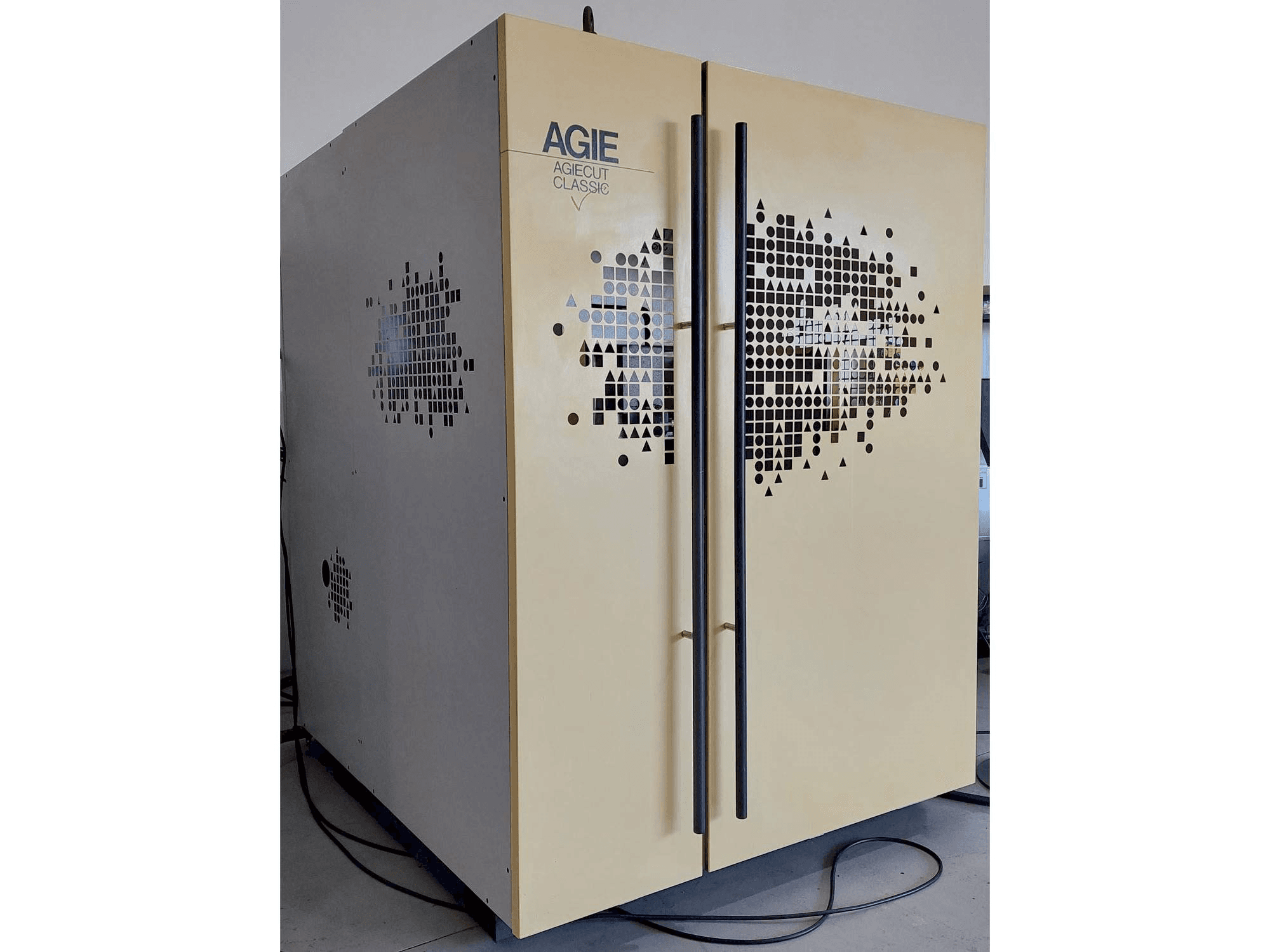 Vista frontale della macchina AGIE CUT CLASSIC V2