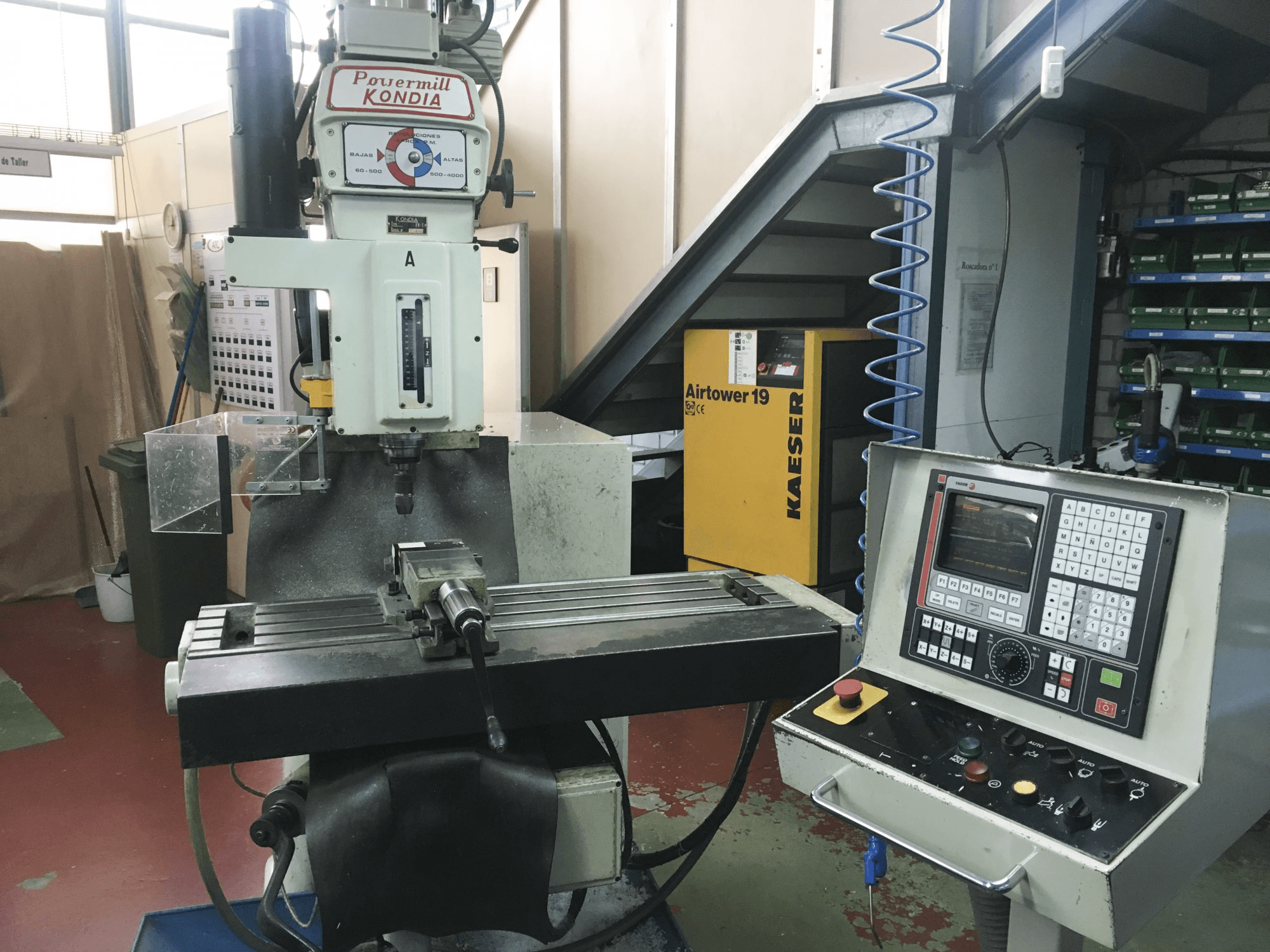 Vista frontale della macchina KONDIA Powermill FV-1 CNC