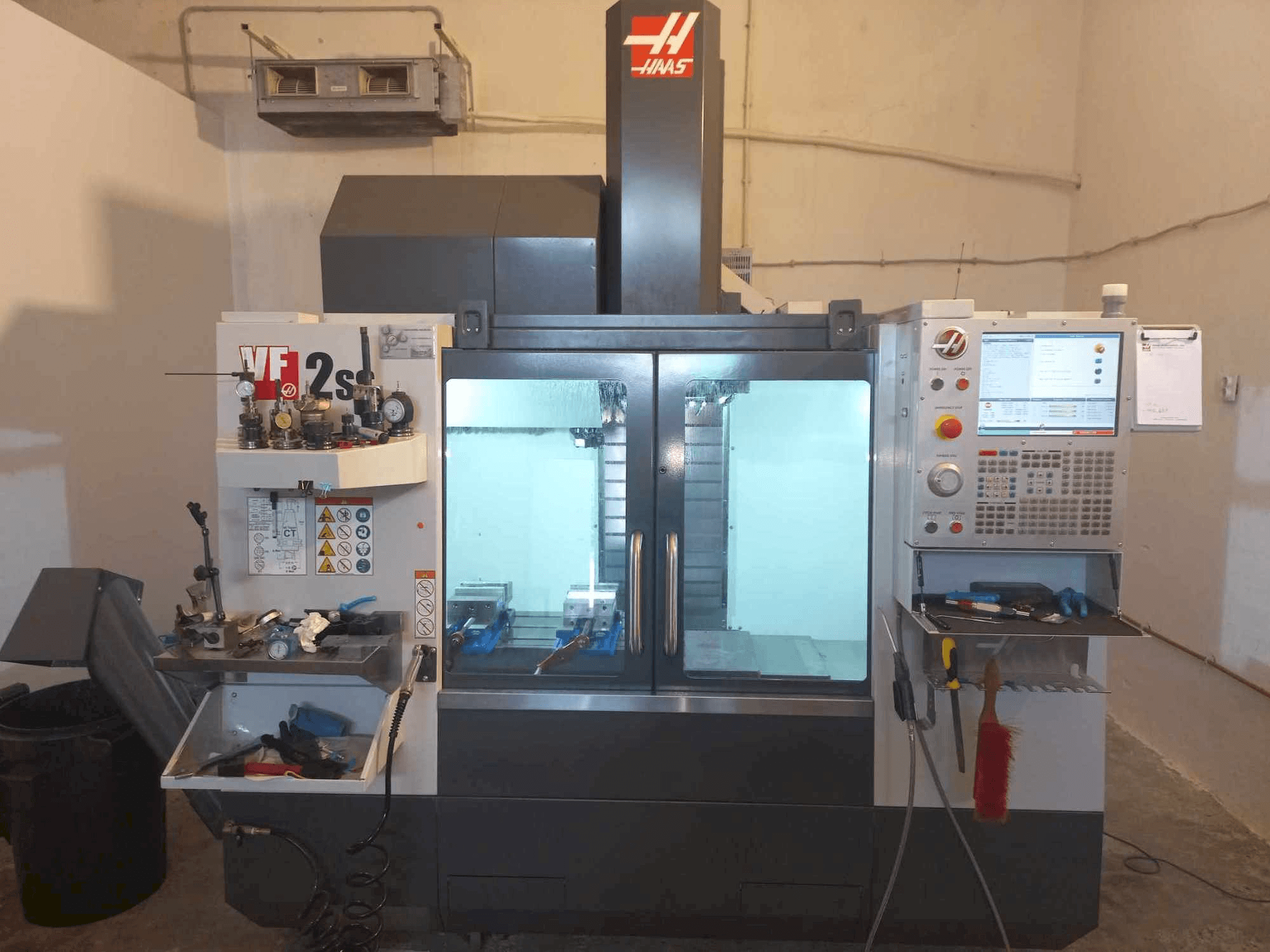 Vista frontale della macchina HAAS VF 2 SS