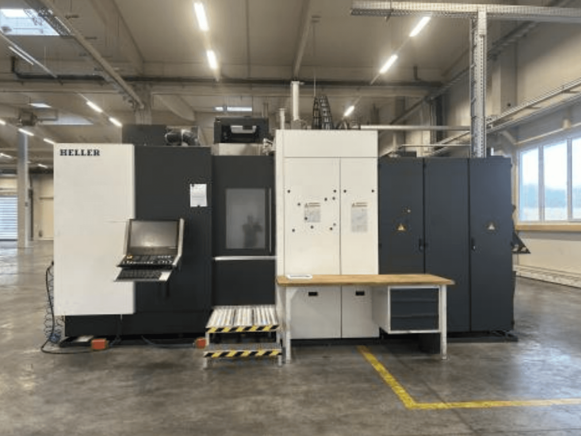 Centro di lavorazione orizzontale HELLER H5000, vista frontale che mostra il pannello di controllo, il magazzino utensili e il piano di lavoro.