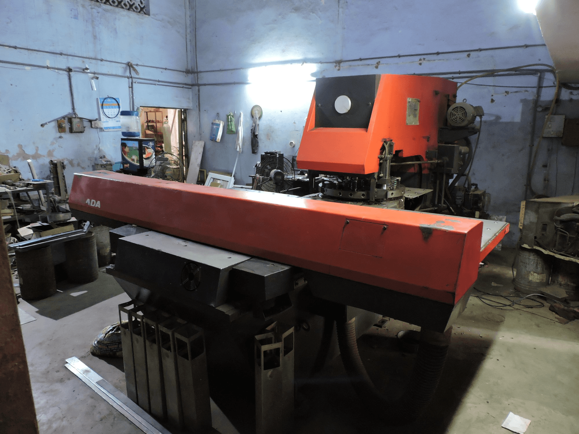 Vista lato destro della macchina AMADA ARIES 245