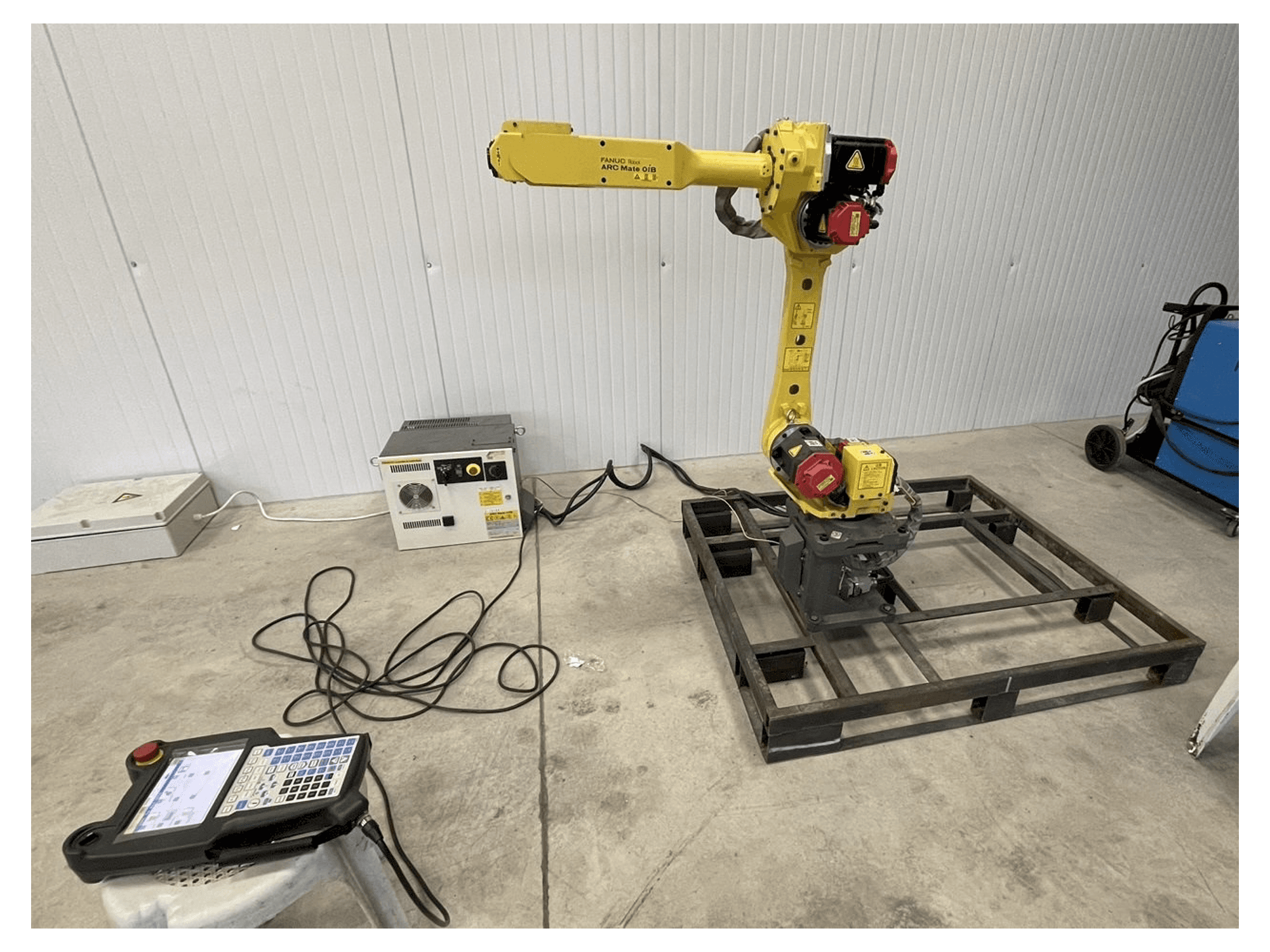 Vista frontale della macchina FANUC Arc mate 0iB