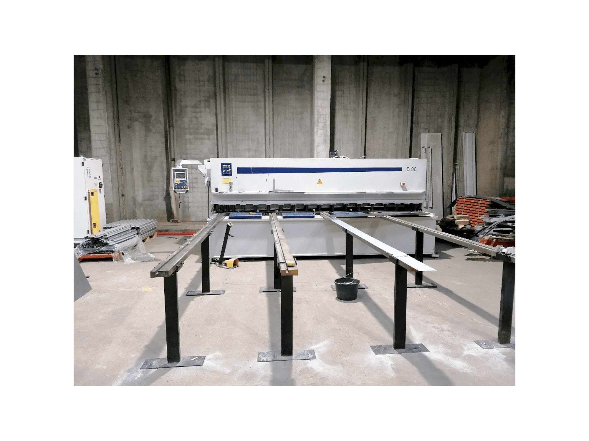 Vista frontale della macchina MVD B06-4000