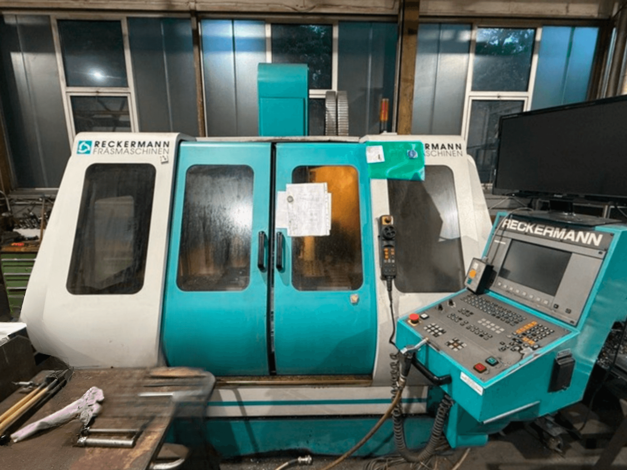 Centro di lavoro universale RECKERMANN VMC 850, vista frontale con pannello di controllo e porte in vetro.