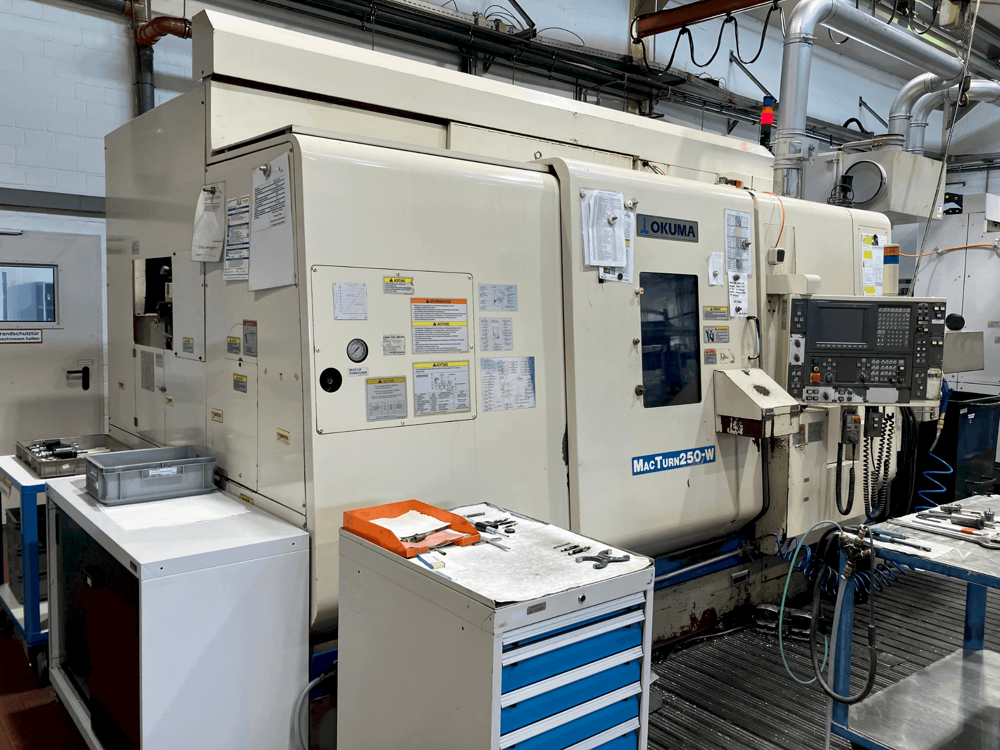 Vista frontale della macchina Okuma MacTurn 250-W