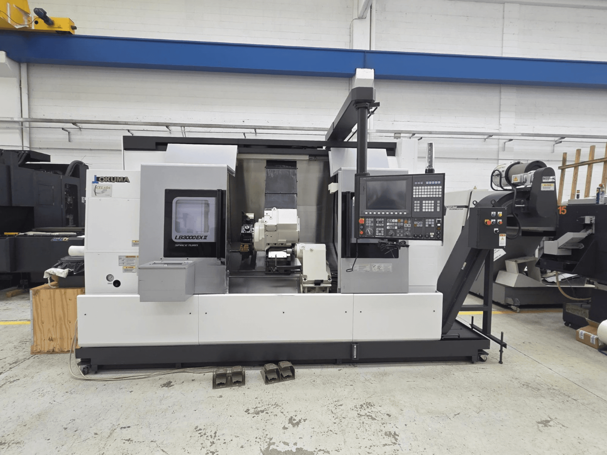 Tornio orizzontale Okuma LB 3000 EXII, vista frontale, con pannello di controllo e portautensili.