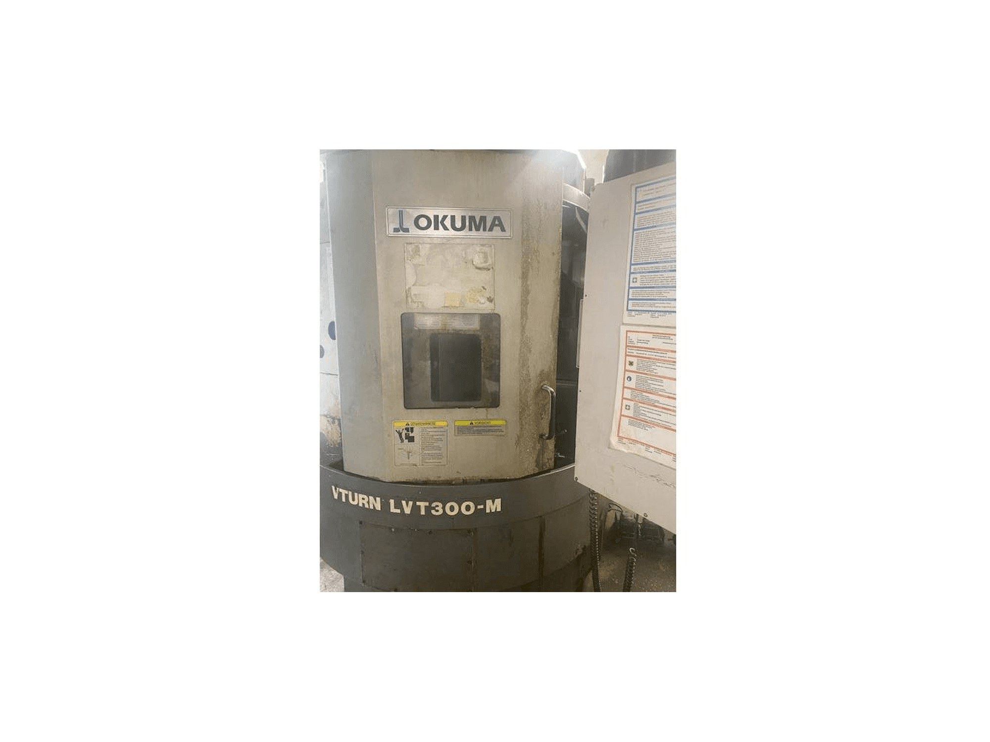 Vista frontale della macchina Okuma LVT300M