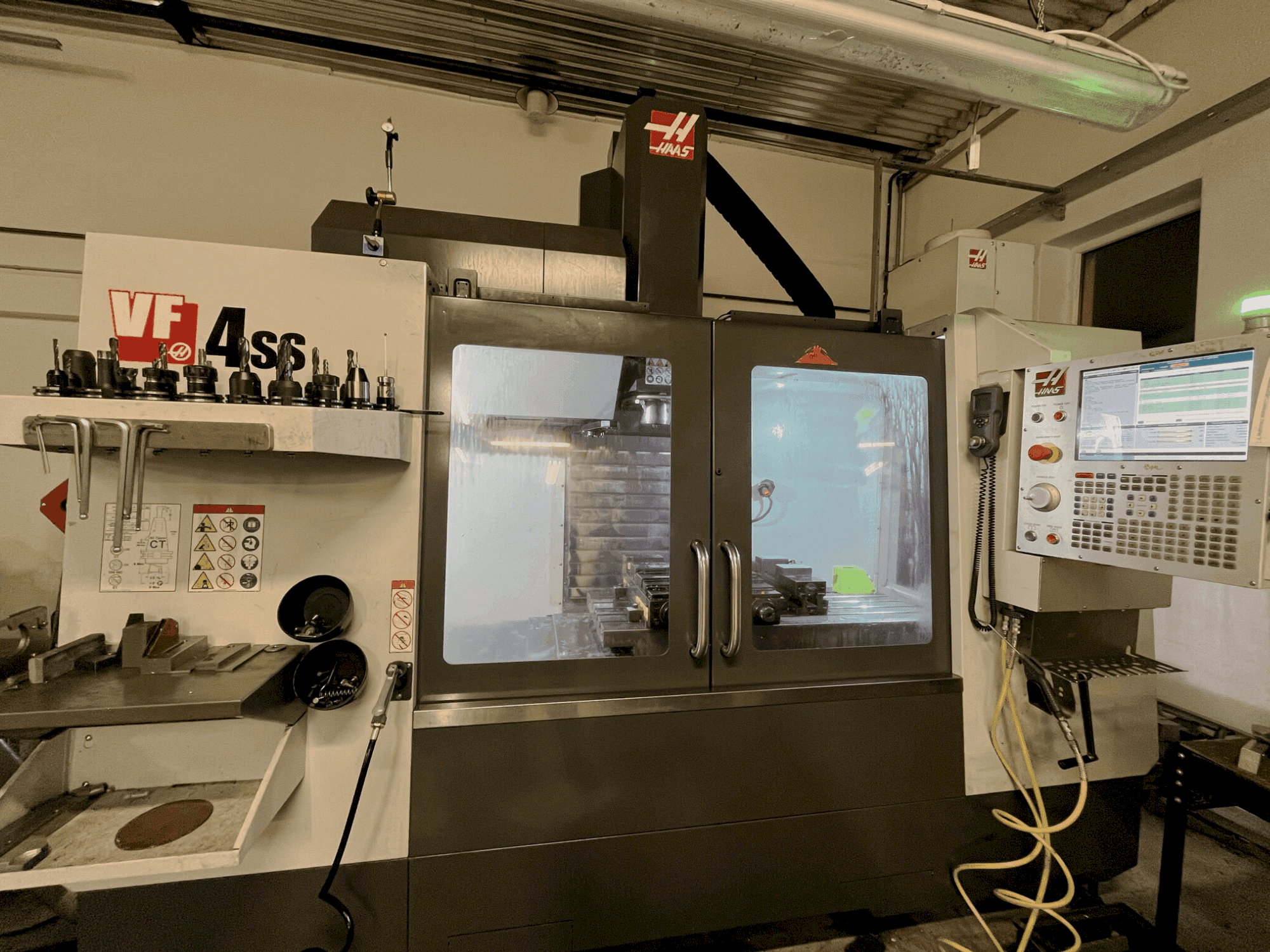 Vista frontale della macchina HAAS VF4-SS