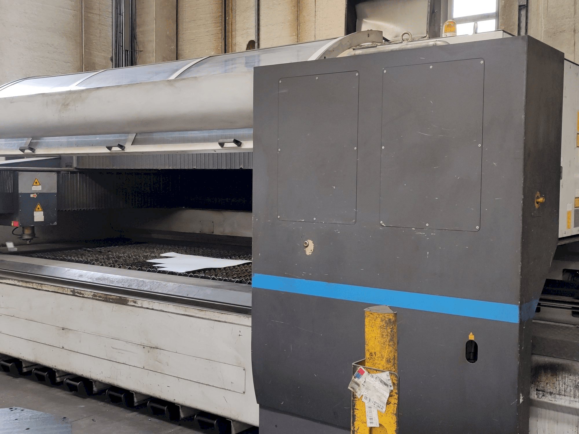 Vista frontale della macchina LVD AXEL 3015 S