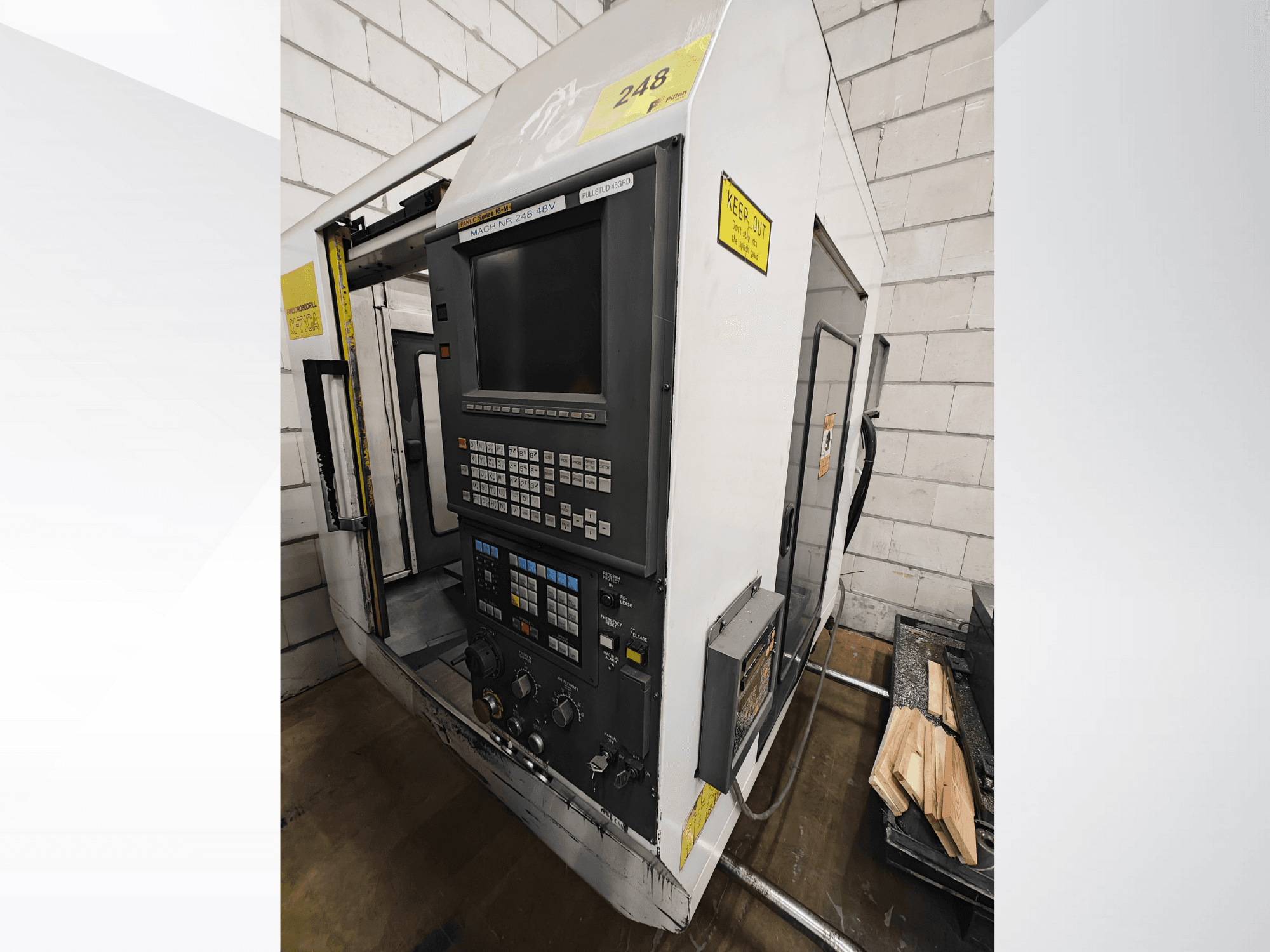 Macchina CNC modello Nr 248, vista frontale, con pannello di controllo con pulsanti e display, con pezzi di legno su un ripiano vicino.