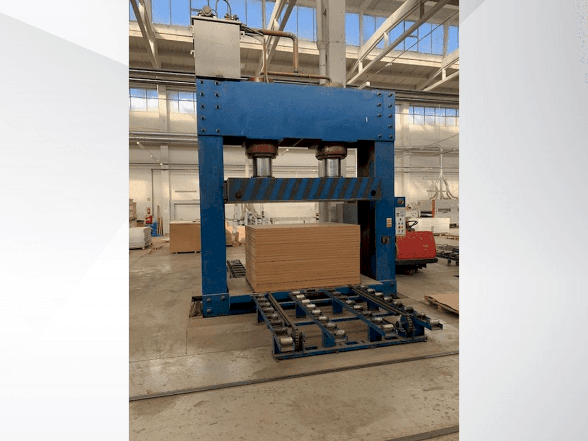 Vista frontale della macchina LINYI JIANZHONG WOOD MACIHNERY JJC-CP