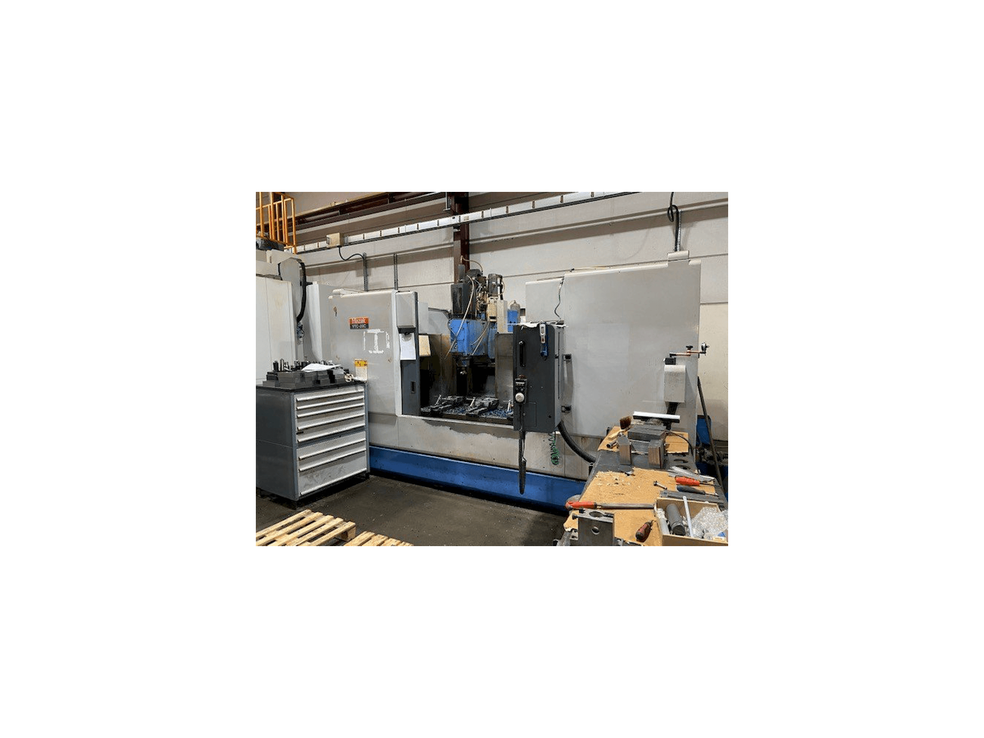 Vista frontale della macchina Mazak VTC-20C