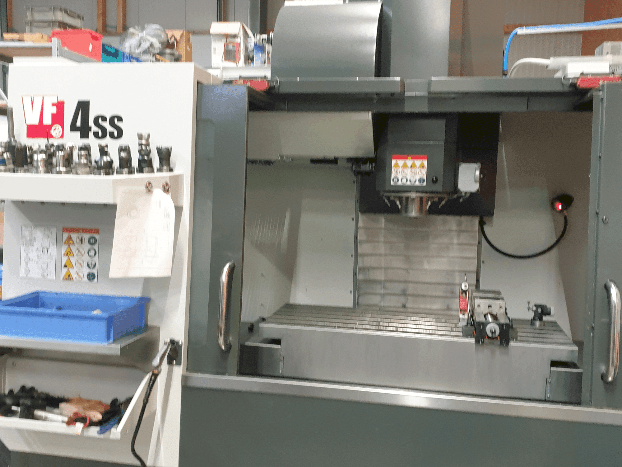 Vista frontale della macchina HAAS VF 4 SS