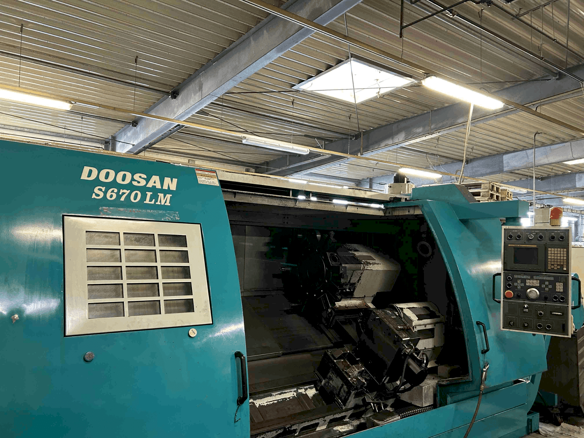 Vista frontale della macchina DOOSAN S670 LM