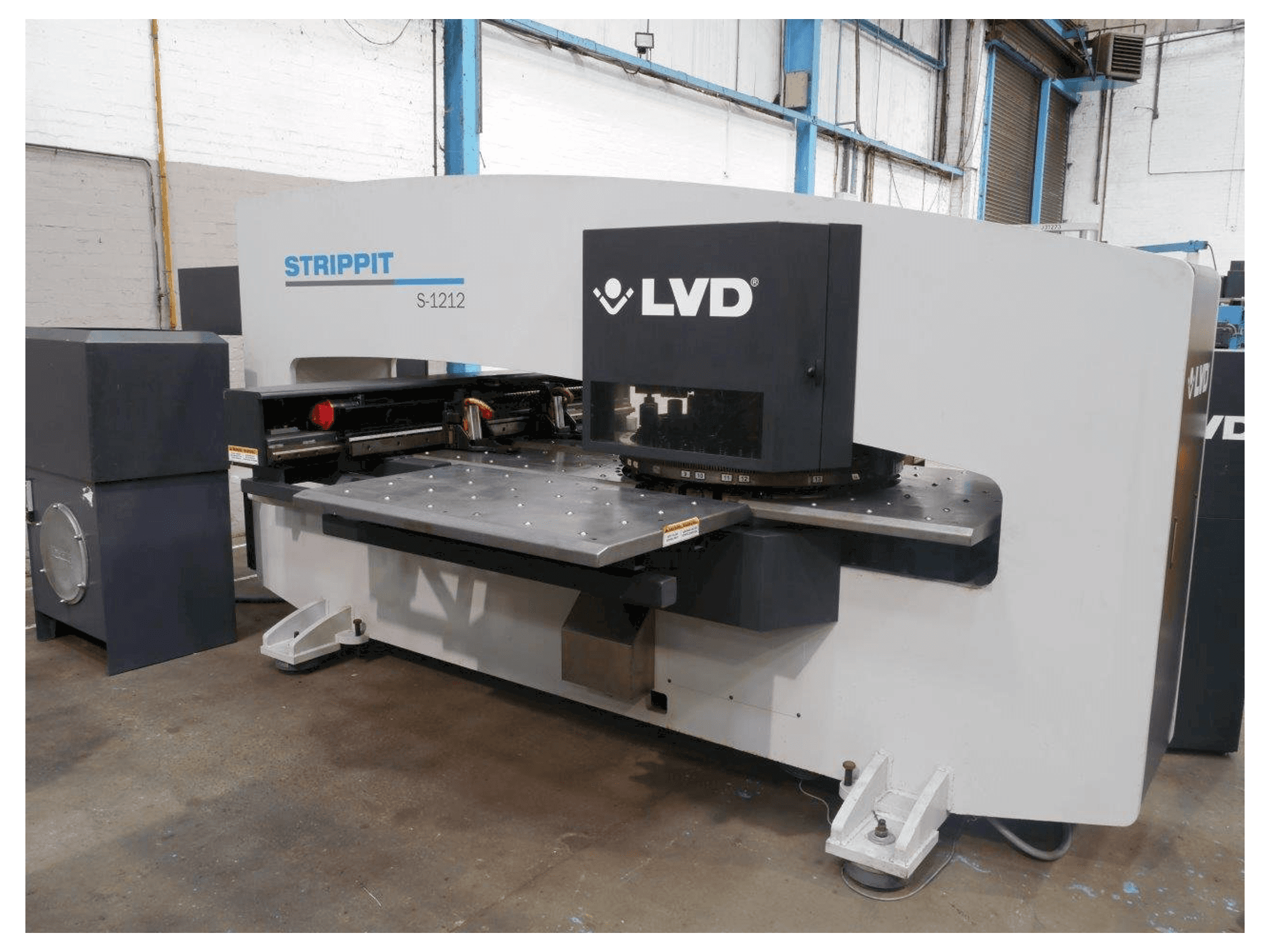 Vista frontale della macchina LVD STRIPPIT S 1212