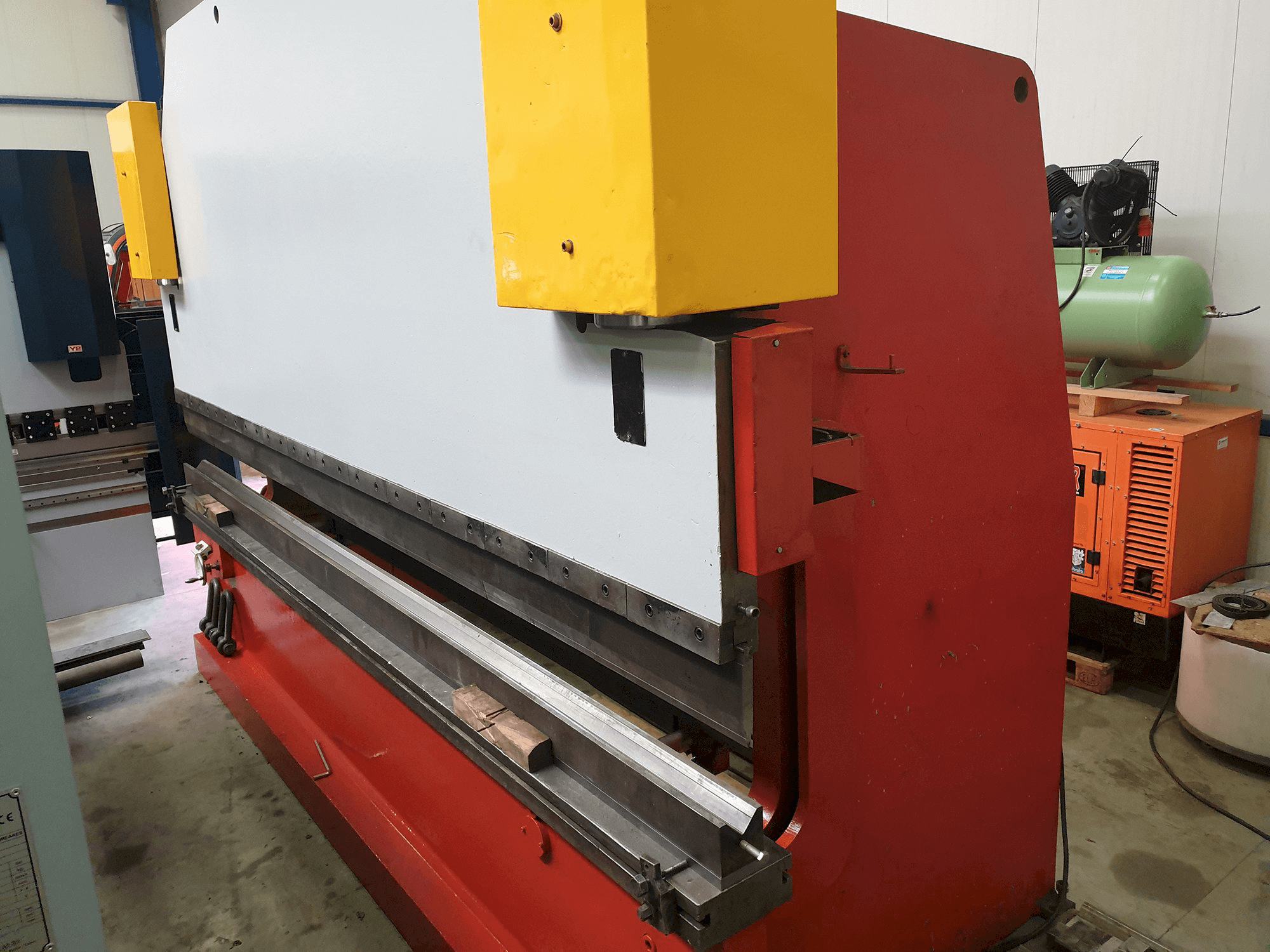 Vista lato destro della macchina Darley EHP 200 43/37