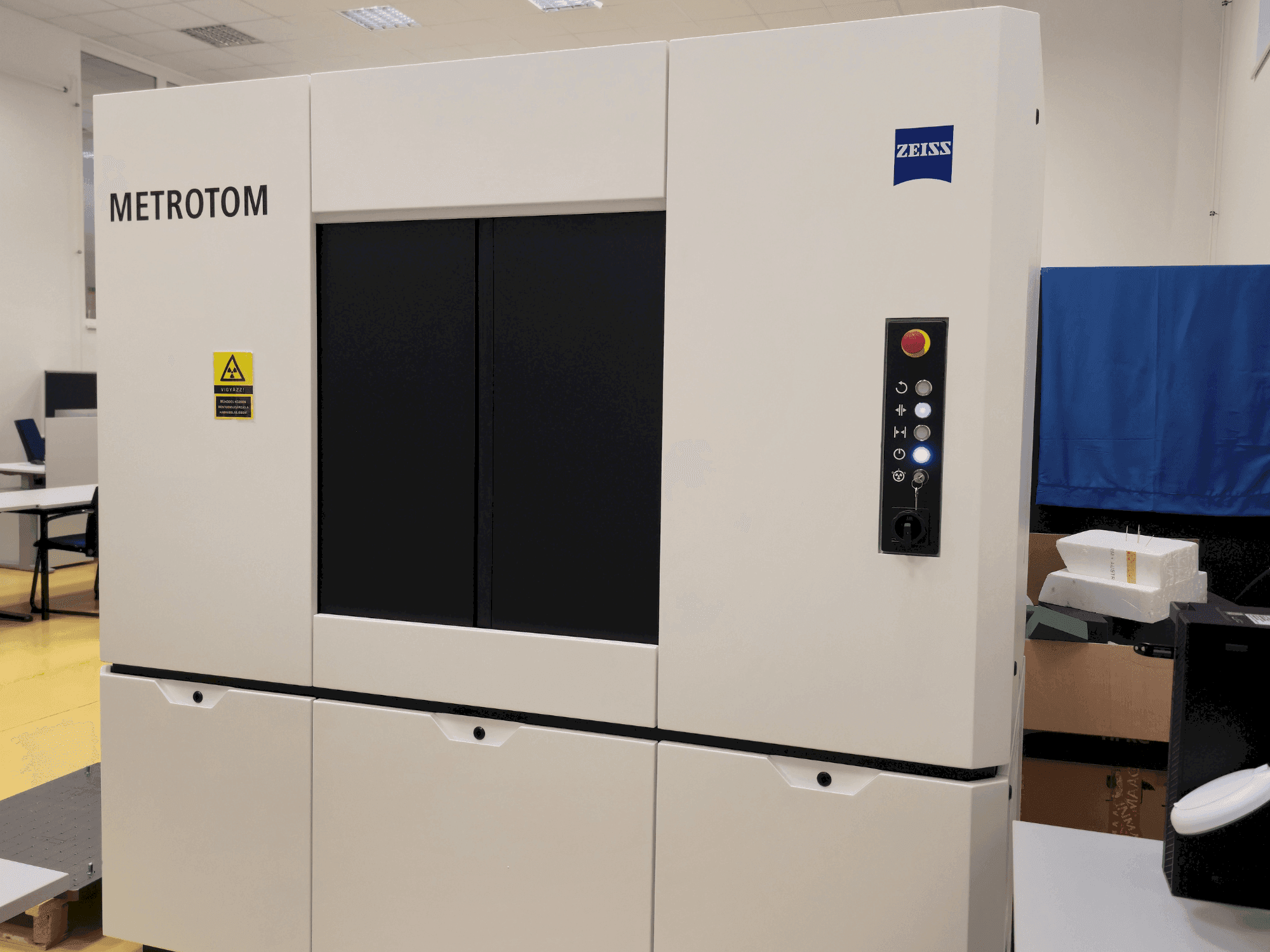 Vista frontale della macchina ZEISS Metrotom 6Scout