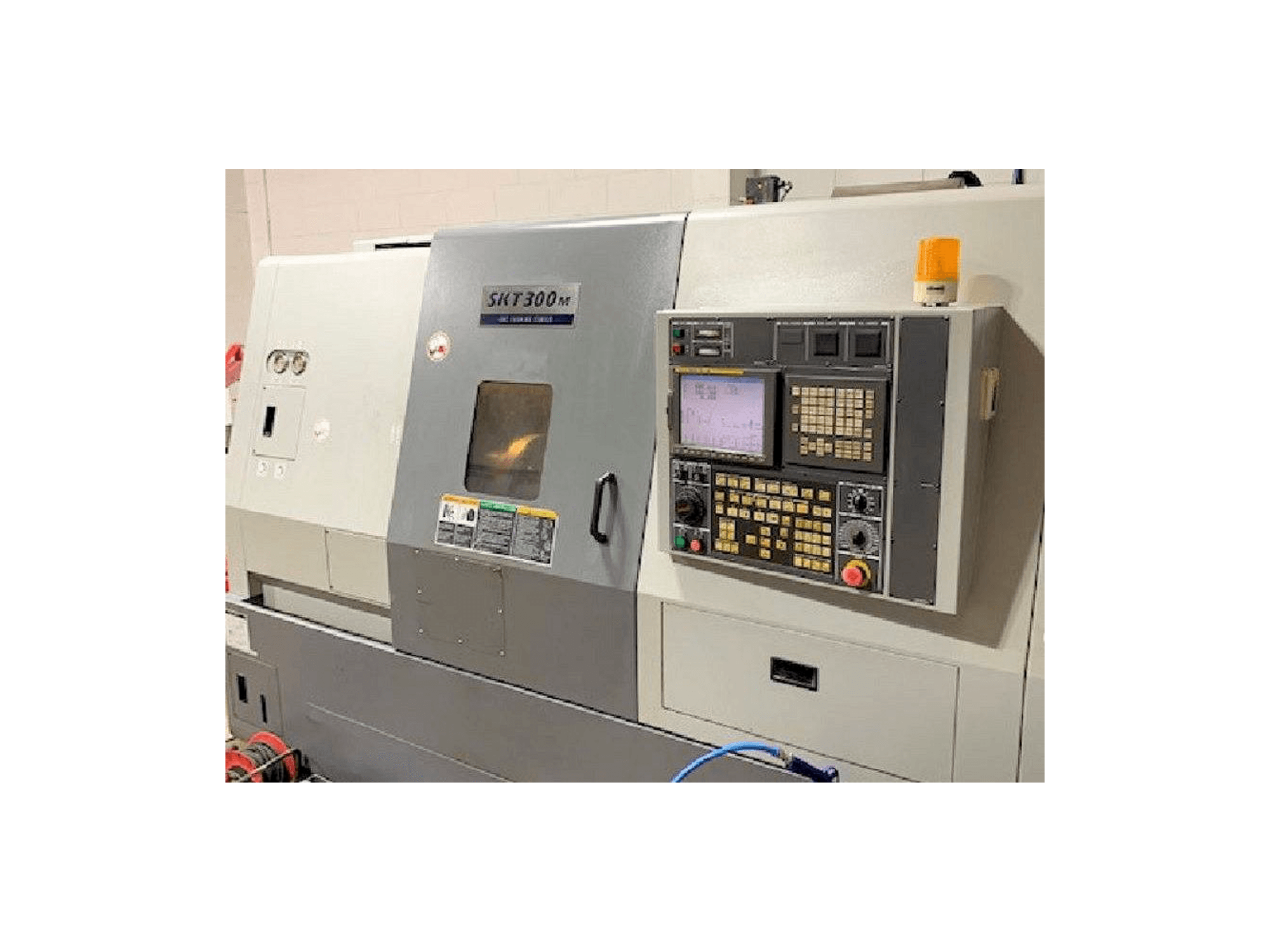 Vista frontale della macchina Hyundai Kia SKT 300M