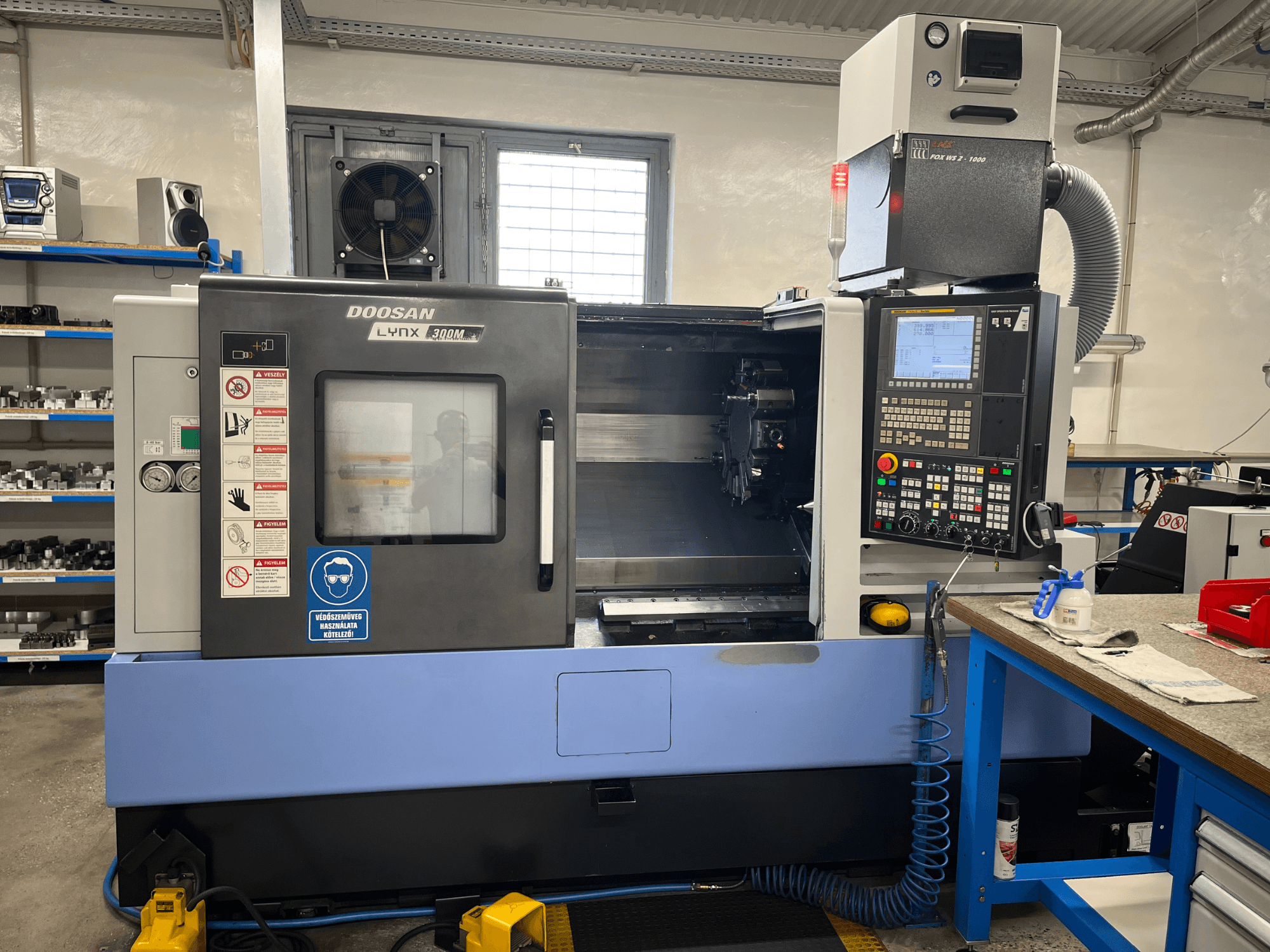 Tornio orizzontale DOOSAN LYNX 300M, vista frontale, con pannello di controllo e componenti operativi.